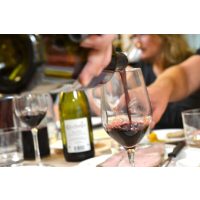Weinprobe Berlin – Wein wird eingegossen
