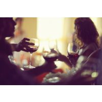 Krimidinner-Gutschein – Anstoßen mit Rotwein