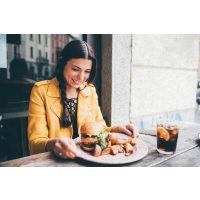 Kulinarisches Locationhopping Mannheim – Frau sitzt in Restaurant