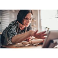 Online Kochkurs – Frau kocht am Tablet mit 