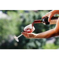 Wein-Wanderung Pfalz: Rotwein einschenken