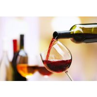 Weinseminar Frankfurt: Rotwein wird eingeschenkt