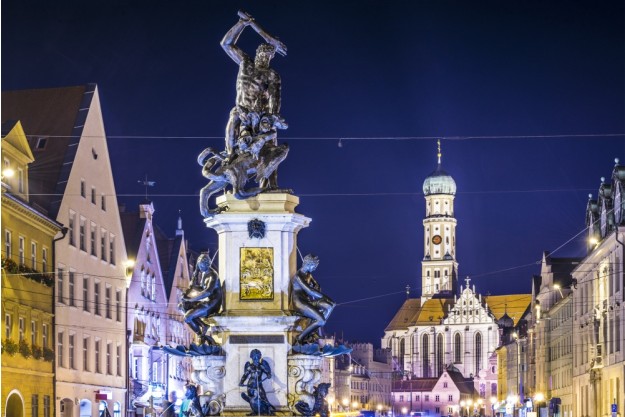 Kulinarisches Locationhopping Augsburg – Paar isst zusammen