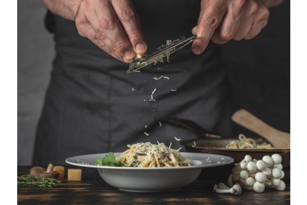 Mediterraner Kochkurs Augsburg – Parmesan reiben