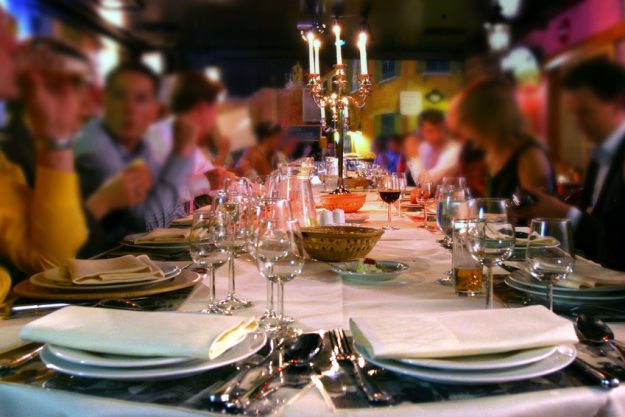 Krimi & Dinner in München - gedeckte Tafel