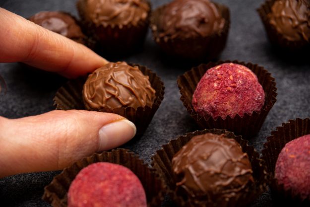 Pralinenkurs Würzburg – Praline nehmen