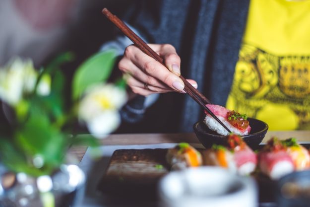Sushi-Kurs Bonn – Frau beim Sushi essen