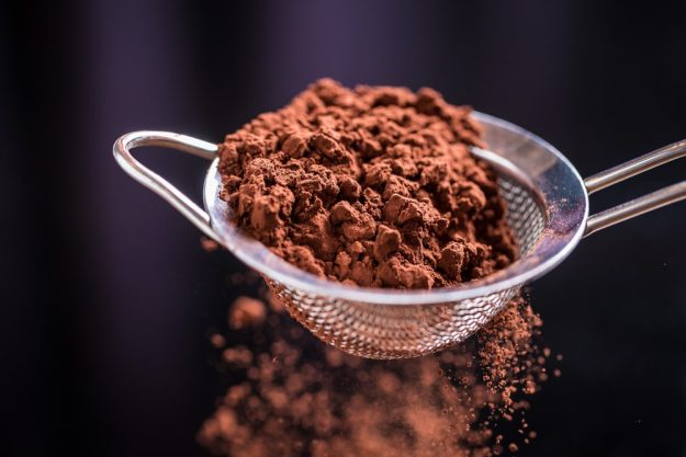 Tortenkurs Augsburg – Mit Kakao bestäuben