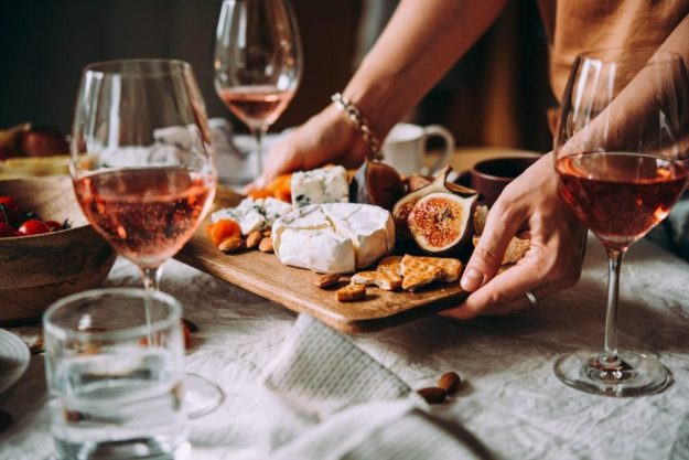 Wein- und Käse-Tasting Berlin – Käseplatte wird serviert