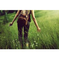 Kräuterwanderung München – Frau sammelt Kräuter in der Natur