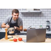 Online-Firmenfeier gemeinsam zu Hause virtuell kochen