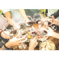Teambuilding Augsburg – Team trinkt Wein