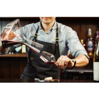 Teambuilding Augsburg – Sommelier trinkt Wein