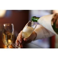 Weinprobe Augsburg – Champagner einschenken