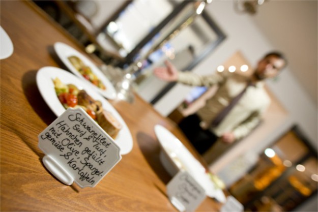 Erlebnisdinner im Dunkelrestaurant Münster – Hähnchen in Paprika eingelegt