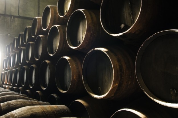 Whisky-Tasting Paderborn – Frau genießt ihren Whisky an der Bar