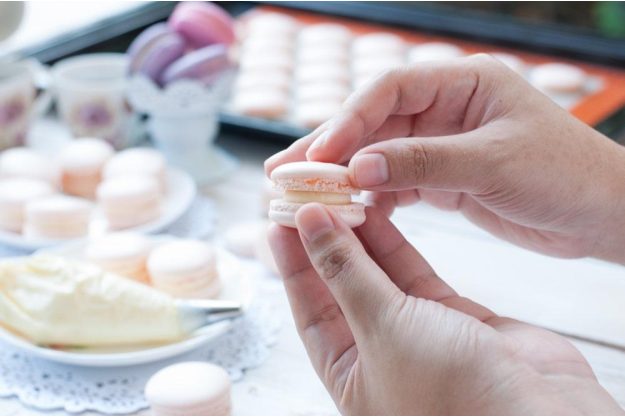 Französischer Backkurs Hamburg – Macarons zusammenbauen