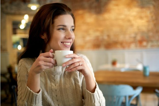 Kaffee-Tasting Frankfurt – Frau trinkt Kaffee