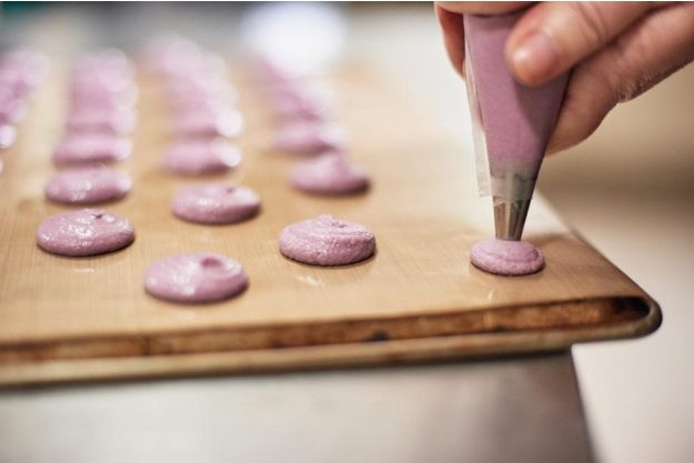 Macarons Backkurs Münster – die Teigmasse aufspritzen