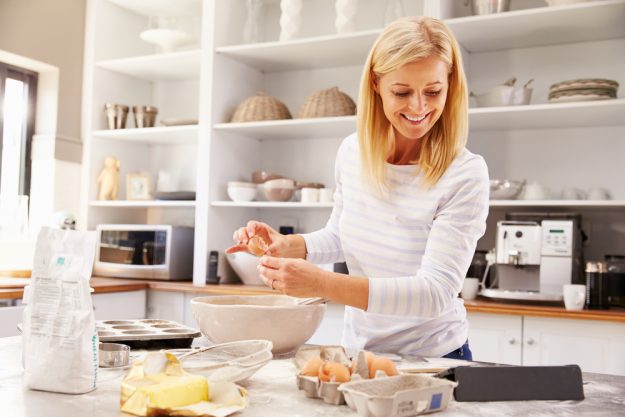 Online Kochkurs –  Frau backt Flammkuchen