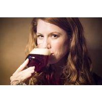 Geschenkgutschein Bierprobe – Frau kostet Pale Ale 