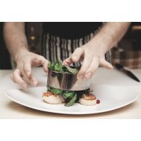 Paar-Kochkurs Stuttgart - Teilnehmer richtet ein Gericht an