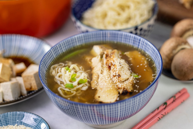 Online-Kochkurs – Julian genießt Ramen-Suppe