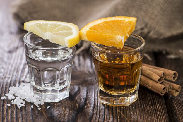 Cocktailkurs Berlin - brauner und weißer Tequila