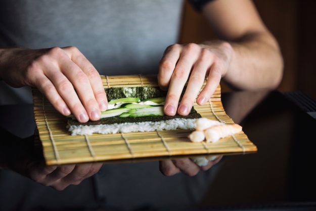 Sushi-Rollen mit Avocado