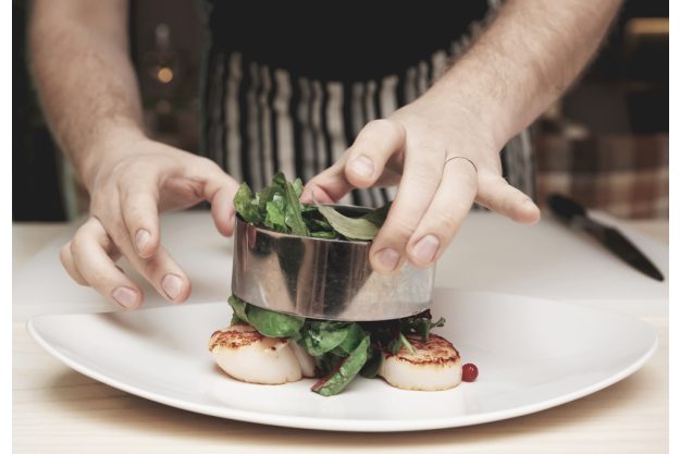 Paar-Kochkurs Stuttgart - Teilnehmer richtet ein Gericht an