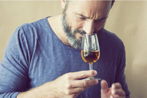 Whisky-Tasting Frankfurt-Hofheim – Mann trinkt Whisky