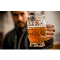 Bierprobe Hamburg – Mann trinkt CraftBier