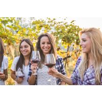 Wein-Wanderung Pfalz: Freundinnen trinken Wein im Freien