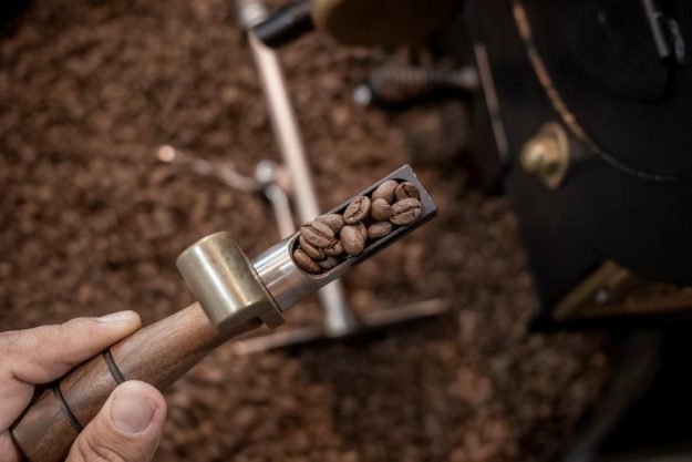 Rösterei-Führung Heidelberg: Probe entnehmen mit Sonde