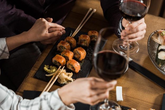Weinprobe mit Sushi in München – Paar isst Sushi