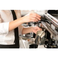 Latte-Art-Kurs Heidelberg - Barista schäumt Milch auf