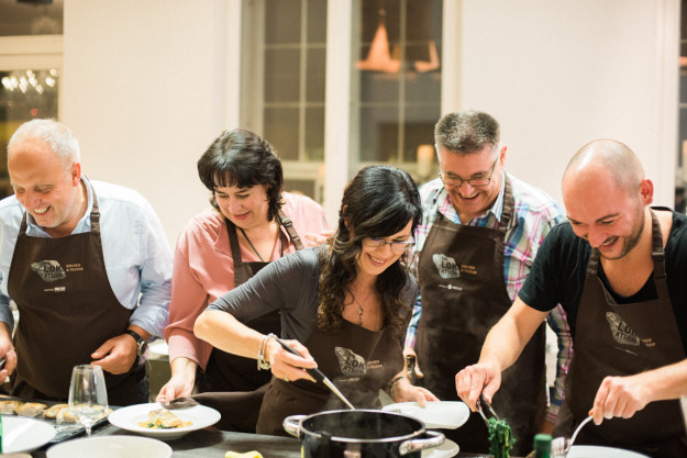 Firmenfeier in Freiburg – Tortellini füllen