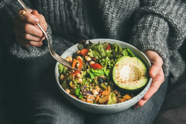 Veganer Kochkurs Online – Frau isst Bowl