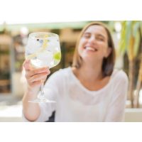 Gin-Tasting München – Frau trinkt Gin Tonic