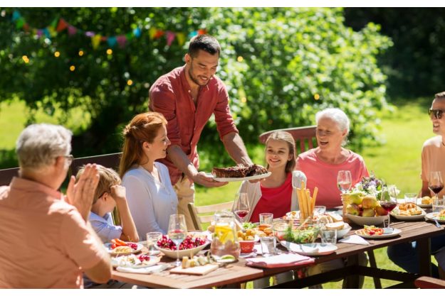Backkurs Augsburg – gemeinsam im Garten essen