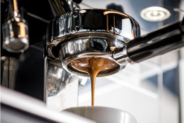 Intensiv Barista-Kurs Herten – Kaffee läuft in Tasse