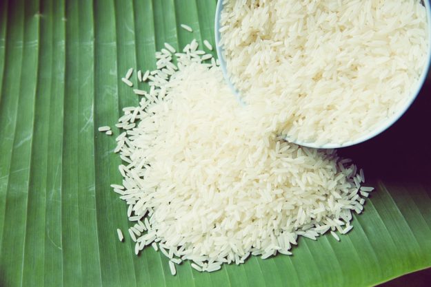 Kulinarische Reise nach Fernost – Reisschüssel auf Bananenblatt