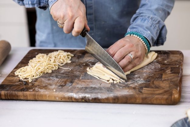 Online-Kochkurs – Julian schneidet Ramen-Nudeln