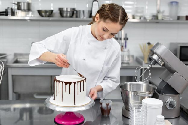 Torten-Kurs Essen – Frau verziert Torte