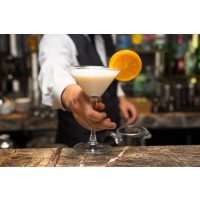 Cocktailkurs Würzburg – Barkeeper serviert einen Drink