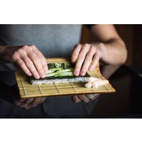 Sushi-Rollen mit Avocado