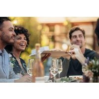 Kulinarisches Locationhopping München Schwabing; Freunde im Gartencafé