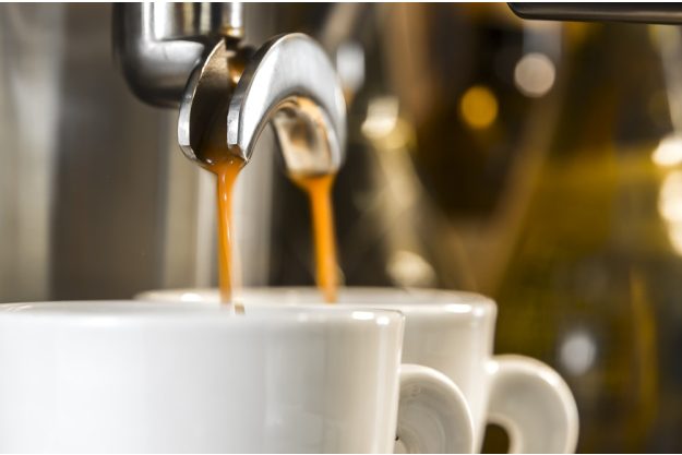 Barista-Kurs Mannheim - Espresso fließt in Tassen