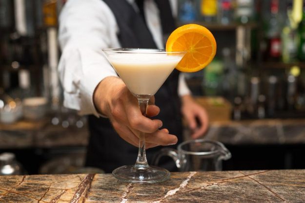 Cocktailkurs Würzburg – Barkeeper serviert einen Drink