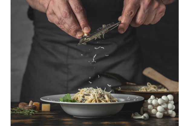 Italienischer Kochkurs Dresden – Parmesan reiben